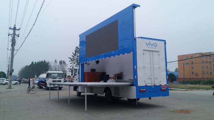 HOWO 4x2 Hydraulic Wingspan Mobile Stage Truck