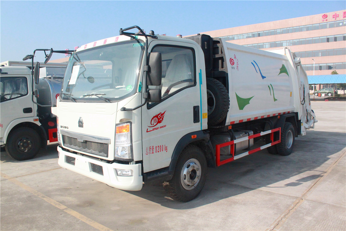 Garbage truck with remote control system, no need to endure bad smell