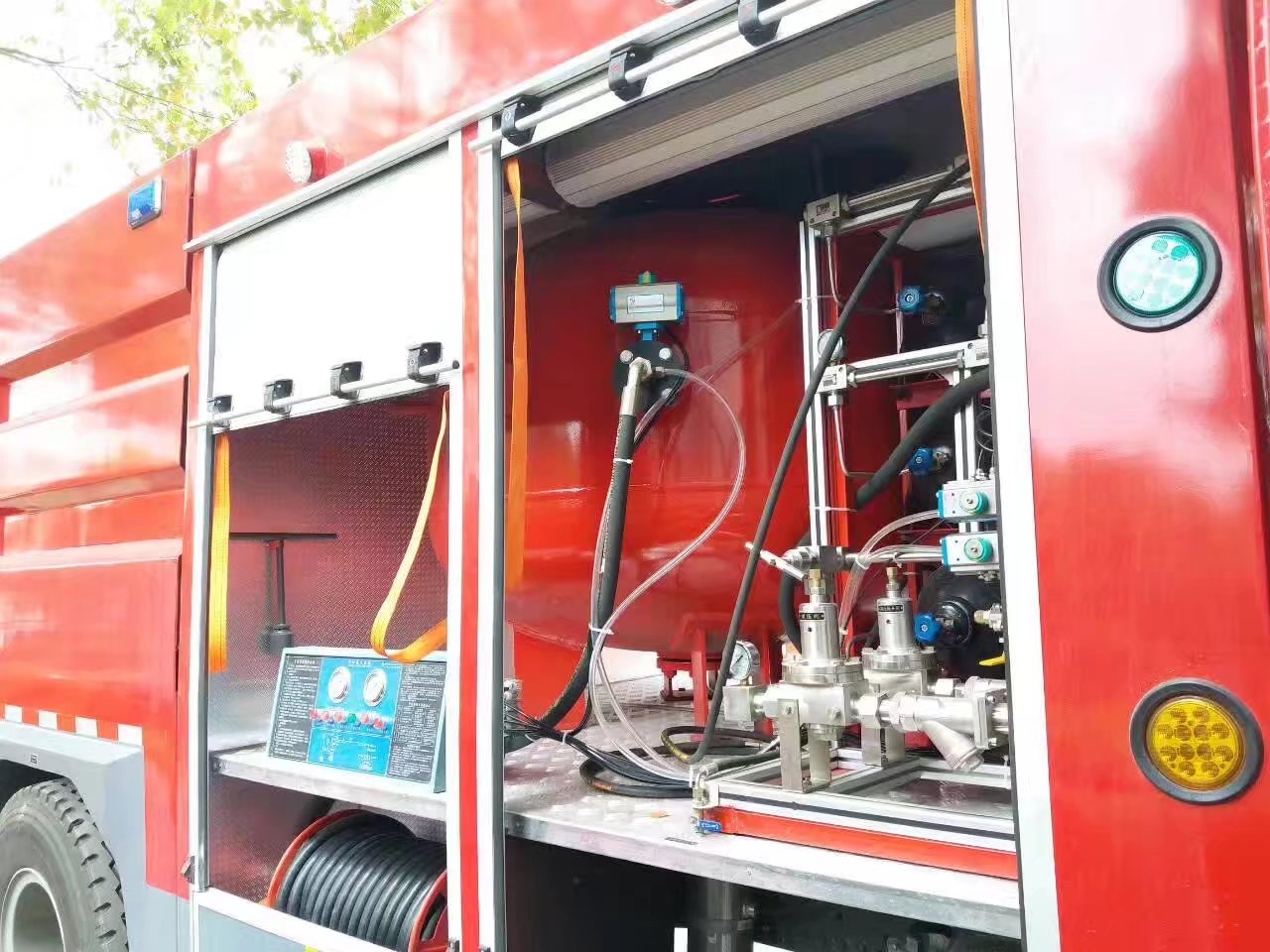 SINOTRUK HOWO 4X2 6m3 98hp Water And Foam Fire Fighting Truck